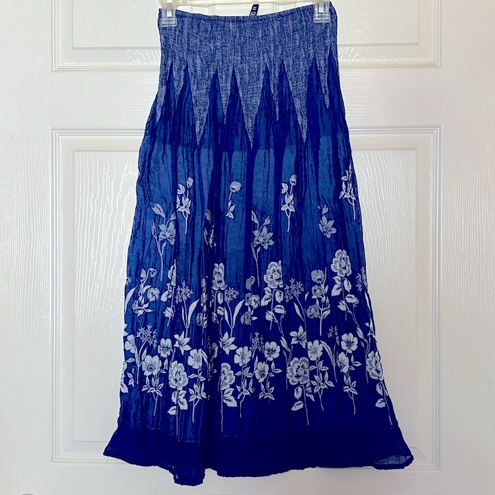 Blue floral skirt. Never wore. Like new condition